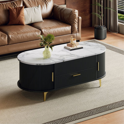 Table basse à plateau relevable avec rangement: base ovale noire, plateau en marbre blanc, pieds en métal doré, mobilier de salon moderne et contemporain
