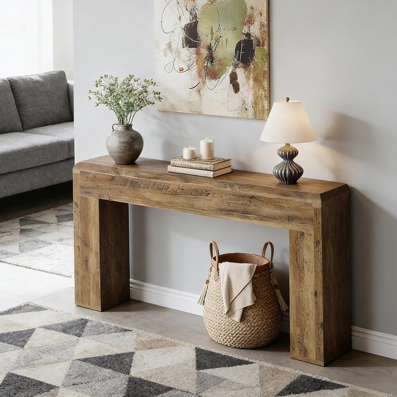 Table d'entrée rustique en bois avec beaucoup de rangement et un style campagnard chic pour un décor de maison de campagne moderne
