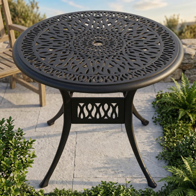 Table de salle à manger d'extérieur fabriquée en fonte d'aluminium, mesurant 35,43 pouces, avec un cadre noir et une ouverture centrale pour un parasol de patio.