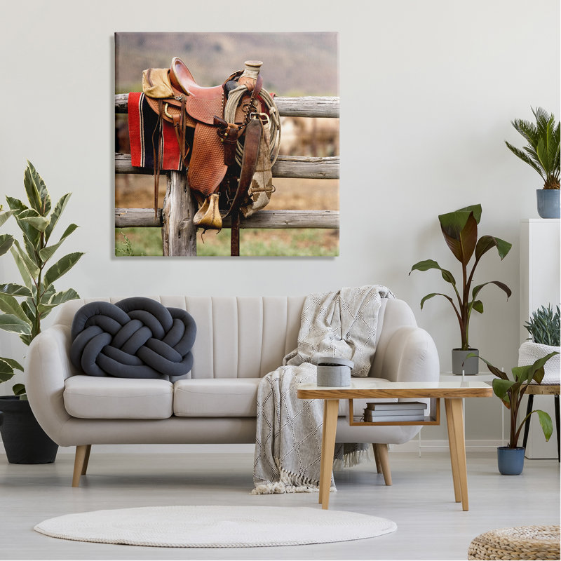 «Western Saddle On Fence» par Danita Delimont, H 36 po x l 36 po x P 1,5 po