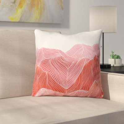 Coussin décoratif à lignes dans le montagne