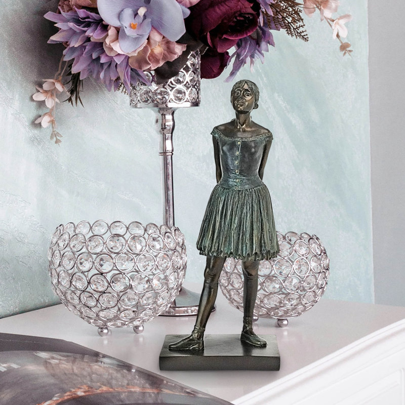 Figurine jeune danseuse