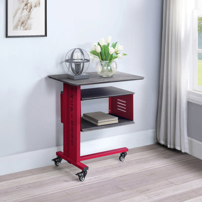 Table moderne rouge avec style asymétrique et installation de rangement murale supplémentaire