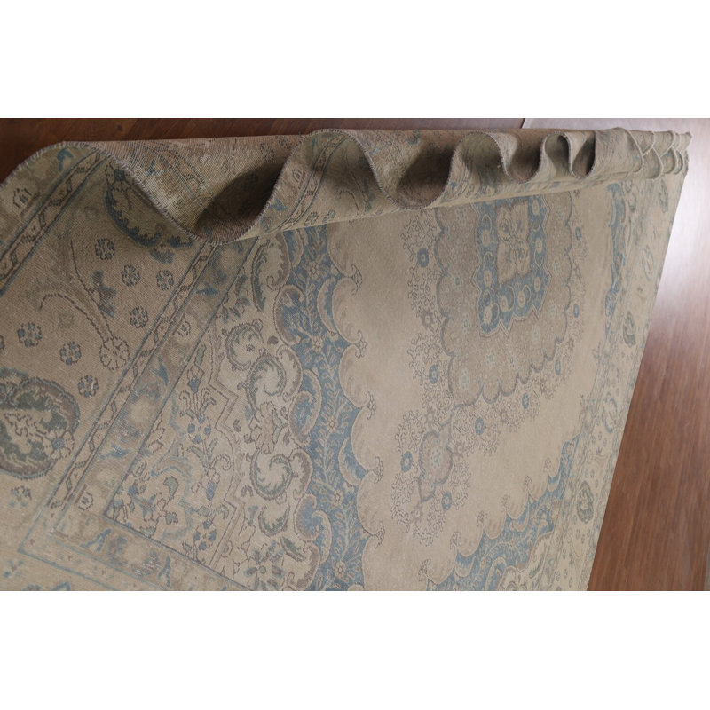 Tapis traditionnel en laine vieilli