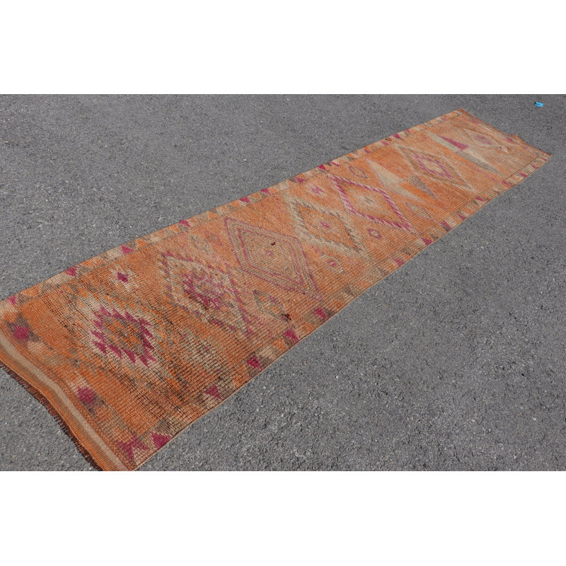 Tapis de couloir turc unique d'inspiration bohémienne dans des motifs géométriques oranges et roses éclatants parfaits pour égayer votre décor intérieur et vos espaces de couloir