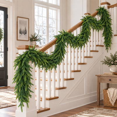 Guirlande de Noël artificielle en pin Norfolk de 2,74 m (9 pi), guirlande de pin réaliste, guirlande de faux pin pour foyer, escalier, décoration de Noël intérieure et extérieure, guirlande de verdure unie et flexible pour une décoration de Noël personnalisée. (Lot de 2)