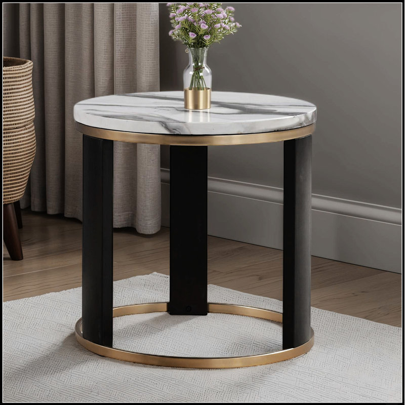 Table de bout ronde de style contemporain avec plateau en marbre et anneaux dorés, parfaite pour ajouter de l'élégance à tout espace de vie.