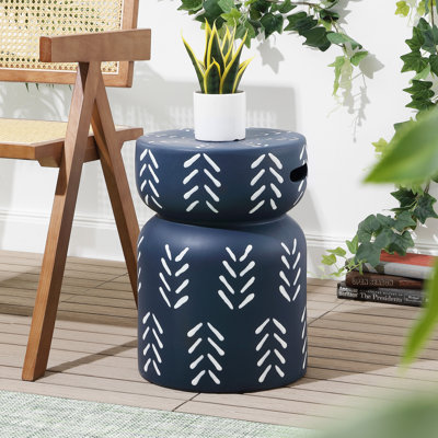 Tabouret de jardin intérieur / extérieur en sablier de 14 po avec poignées, table d'appoint résistante aux intempéries, bleu marine / blanc Kiri