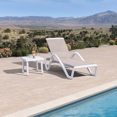 Chaise longue d'extérieur avec table