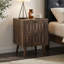 Ensemble de table de chevet 2 pièces avec design rainuré moderne, rangement en bois massif, finition noyer