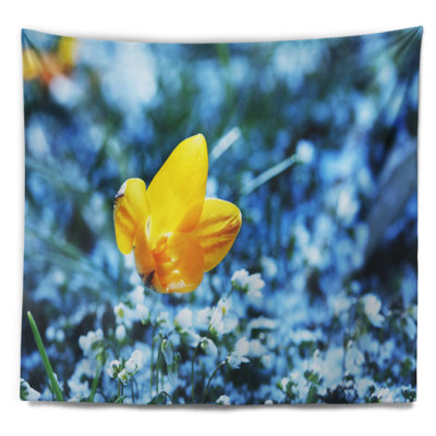 Floral, belle fleur jaune sur tapisserie bleue