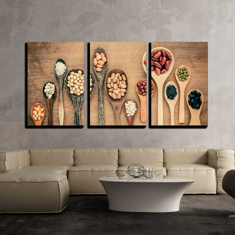 Assortiment de haricots et de lentilles dans une cuillère en bois sur fond en bois de teck, décoration murale moderne