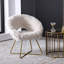 Chaise moderne en fausse fourrure blanche avec coussin - structure de traîneau dorée, protecteur de plancher, aspect élégant, siège rembourré Scratch-Flair et garde-corps en métal