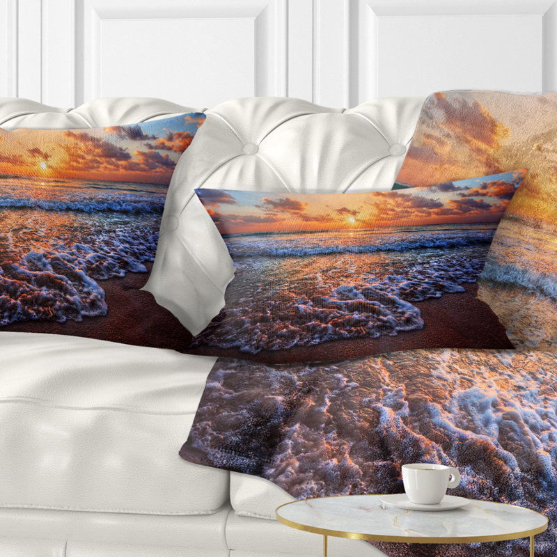 Coussins de mer rugissant de mer au cours d’un coussin lombaire coucher de mer