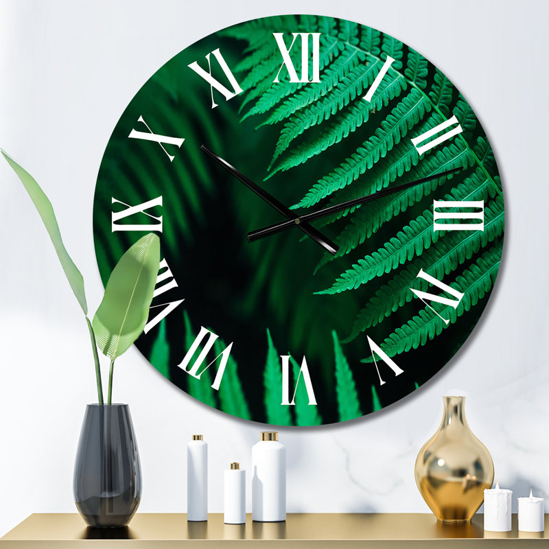 Horloge murale - Feuille de fougère vert foncé sur fond noir III, Petit