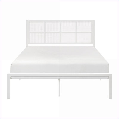 Base de lit plateforme en métal grand format avec tête de lit en fausse canne - fini blanc, aucun sommier nécessaire, chambre à coucher côtière décontractée