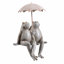 Statue de jardin assis avec quelques grenouilles et parasol
