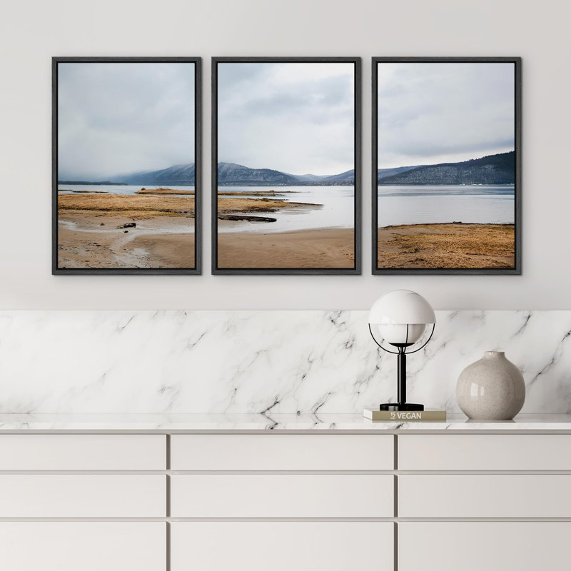 "Serene Lake and Mountains Tranquil Waters Photographie Scenic Realism Decor Contemporary Rustic" 3 - Pièces, Noir