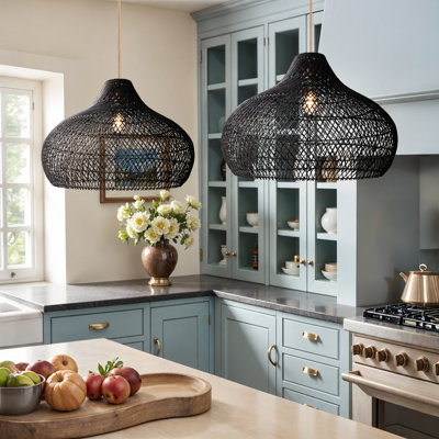 Luminaire suspendu en rotin Latigo 1 lumière à dôme noir tissé à la main pour îlot de cuisine, cuisine, salle à manger, salon, chambre à coucher, couloir ou patio couvert de style moderne, campagnard et bohème