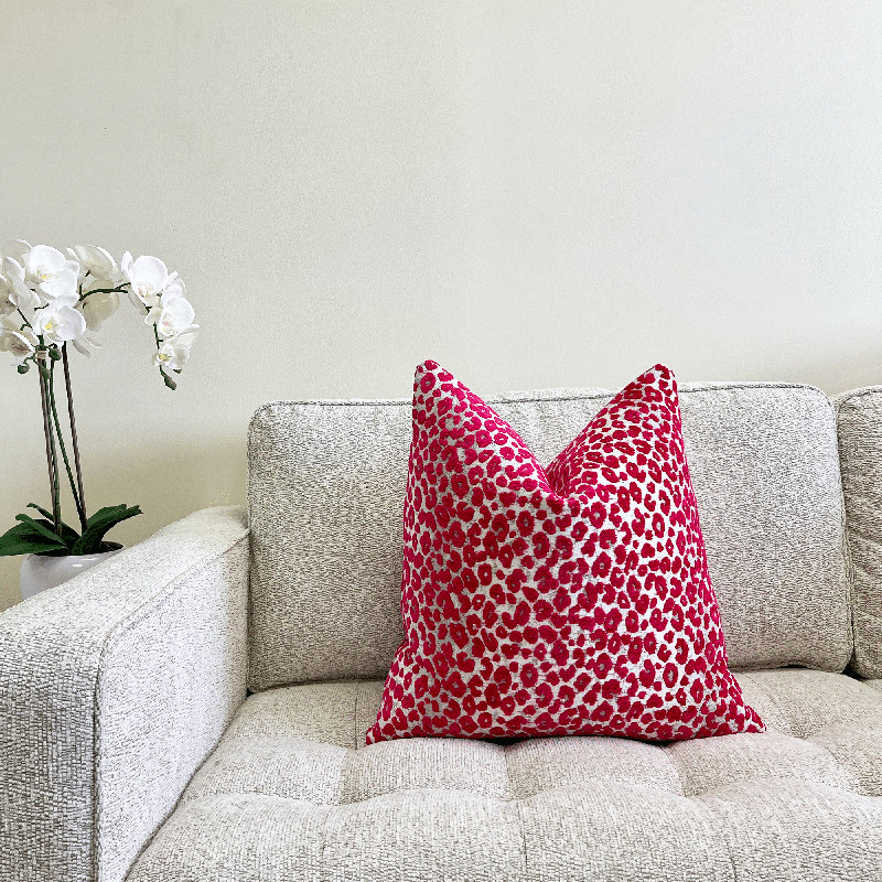 Housse de coussin en velours Leopard, H 22 po x l 22 po, Blanc / léopard rose