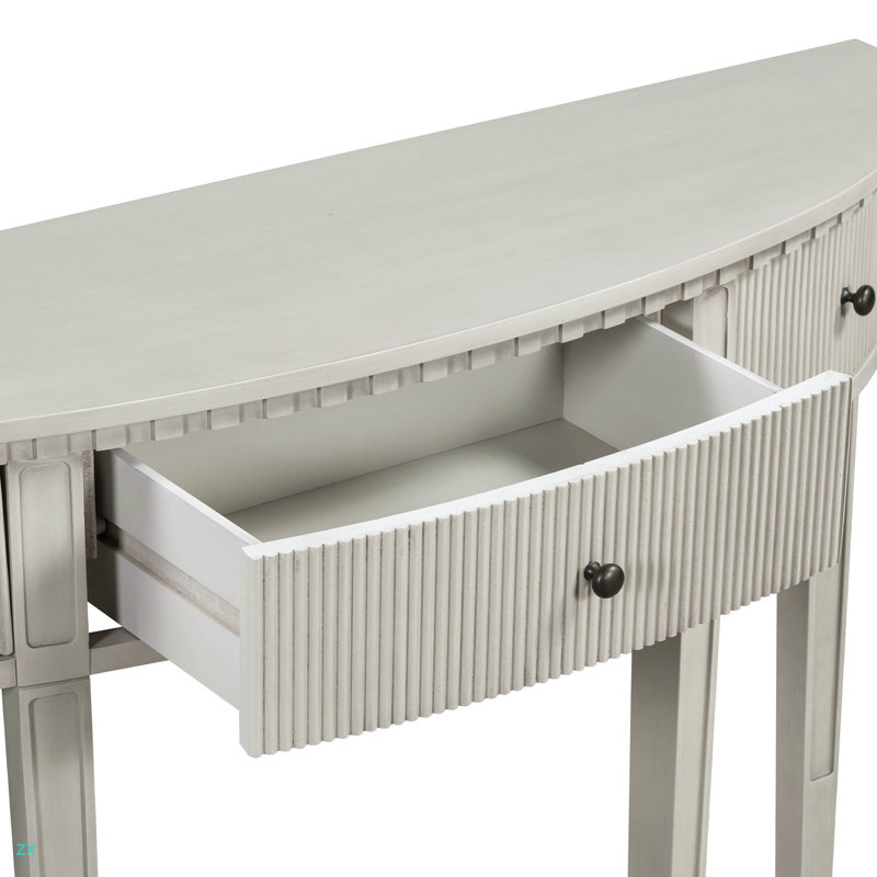 Caractéristiques distinctives de la console en placage de pin avec tiroirs à rayures verticales et quatre pieds