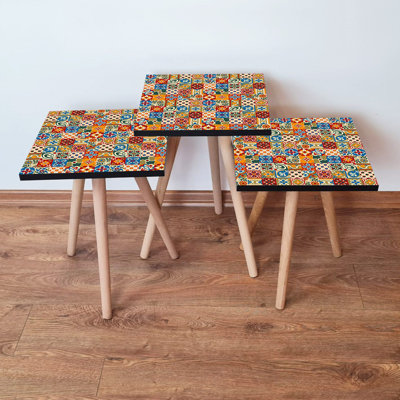 Ensemble de 3 tables gigognes élégantes, motif patchwork, 13,8 po x 20,5 po x 13,8 po | 100% panneau de fibres à densité moyenne avec pieds en bois de hêtre | Polyvalent et peu encombrant, parfait pour le salon, la chambre à coucher ou le bureau personnel