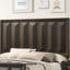 Cadre de très grand lit oriental, panneaux à facettes verticales sur la tête de lit et meubles de chambre à coucher de style transitionnel en bois d'ingénierie