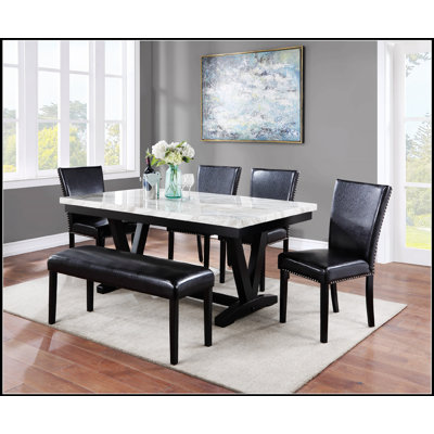 Ensemble de table de salle à manger luxueux en faux marbre blanc avec chaises et banc en similicuir noir, garniture cloutée, ensemble de 6 pièces