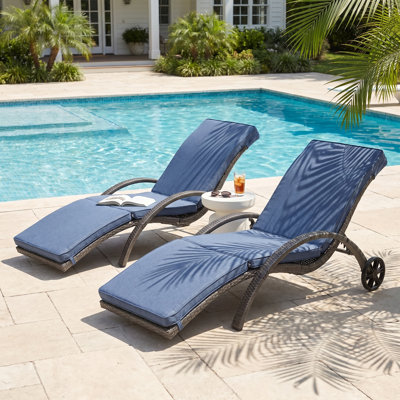Outdoor Lounge Chair Set of 2, PE Rattan Outdoor Chaise Lounge with Wheels for Garden & Poolside