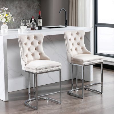 Ensemble de 2 tabourets de bar 26 po à hauteur de comptoir, tabourets de bar modernes en velours avec dossier à boutons et garniture de rivets avec tabourets de bar robustes