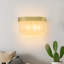 Applique murale géométrique en or 2 lumières avec verre givré triangulaire, luminaire moderne en laiton avec texture en verre craquelé fait à la main, câblé pour la chambre à coucher, le couloir et la salle de bain - Répertorié ETL
