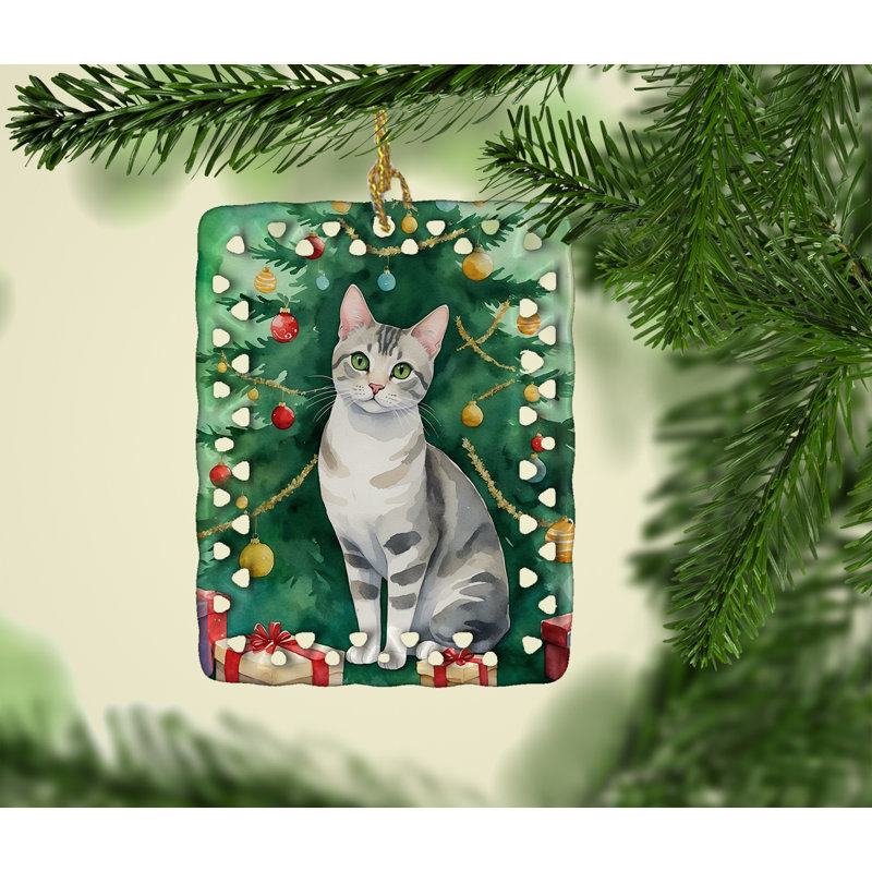 Ornement en porcelaine européenne à poil court près de l'arbre de Noël, Chat européen à poils courts