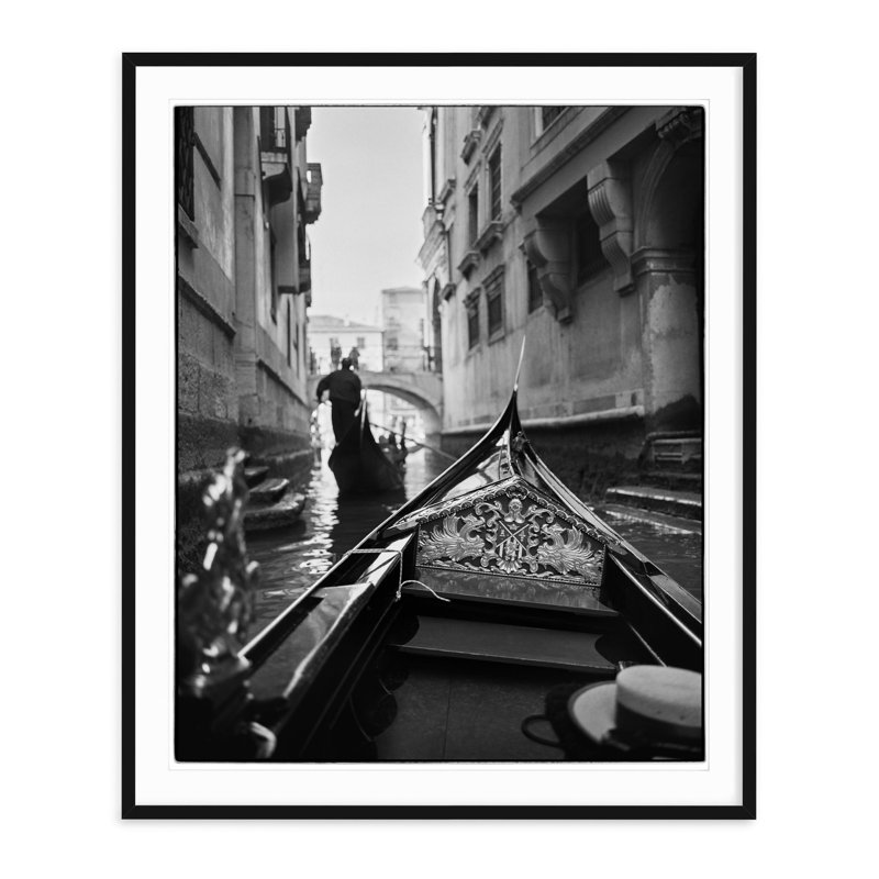 Gondola Crossing - Photographie encadrée sur papier, H 35,5 po x l 29,5 po, Cadre noir
