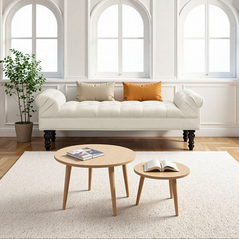 Banc rembourré beige capitonné à boutons avec grand repose-pieds avec accoudoirs roulés, fauteuil de chambre et de salon élégant