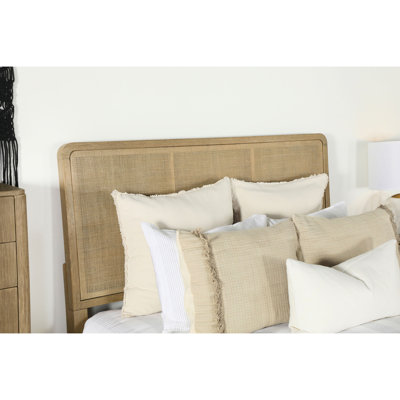 Grand lit en canne naturel sable délavé - panneau de lit, fabrication en métal et bois massif, aspect bord de mer, charme Mid-Century, lignes épurées, pieds fuselés dans la chambre à coucher