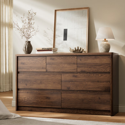 Commode moderne à 7 tiroirs pour chambre à coucher, commode de 140 cm de large avec profil incurvé, commode en bois de style milieu du siècle sans poignées, grande commode pour chambre à coucher ou salon