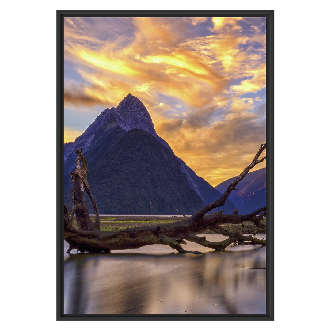 Gerahmtes Wandbild Baum in Berglandschaft