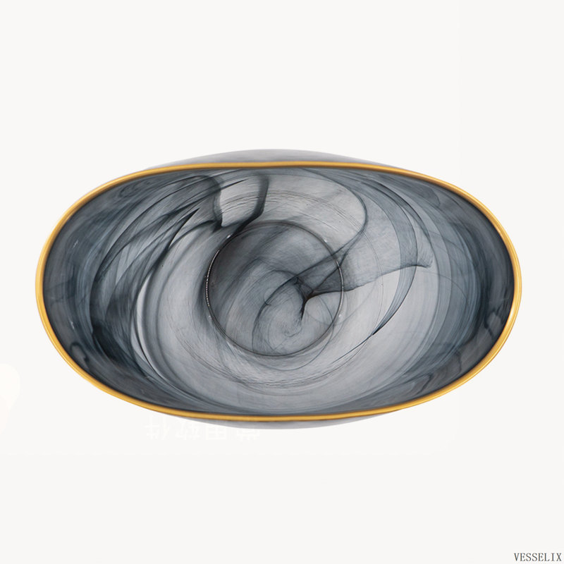 Vase en verre noir fumé de 23,6 x 11,9 x 23,6 cm avec bordure dorée