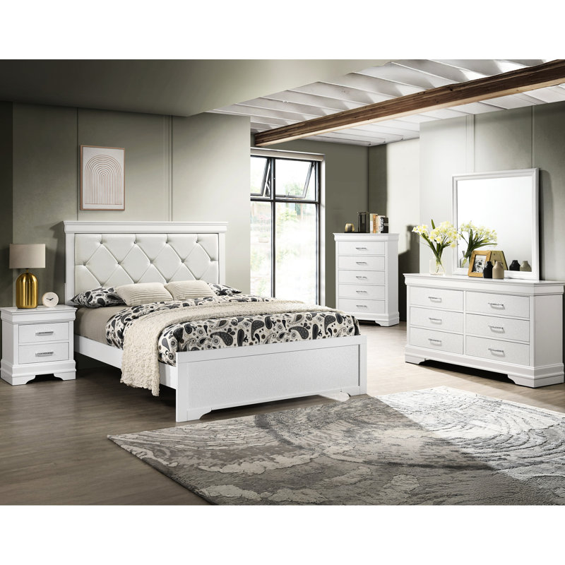 Lit double à panneau pour chambre à coucher avec tête de lit tapissier et capitonnage blanc pour les nuits de rêve