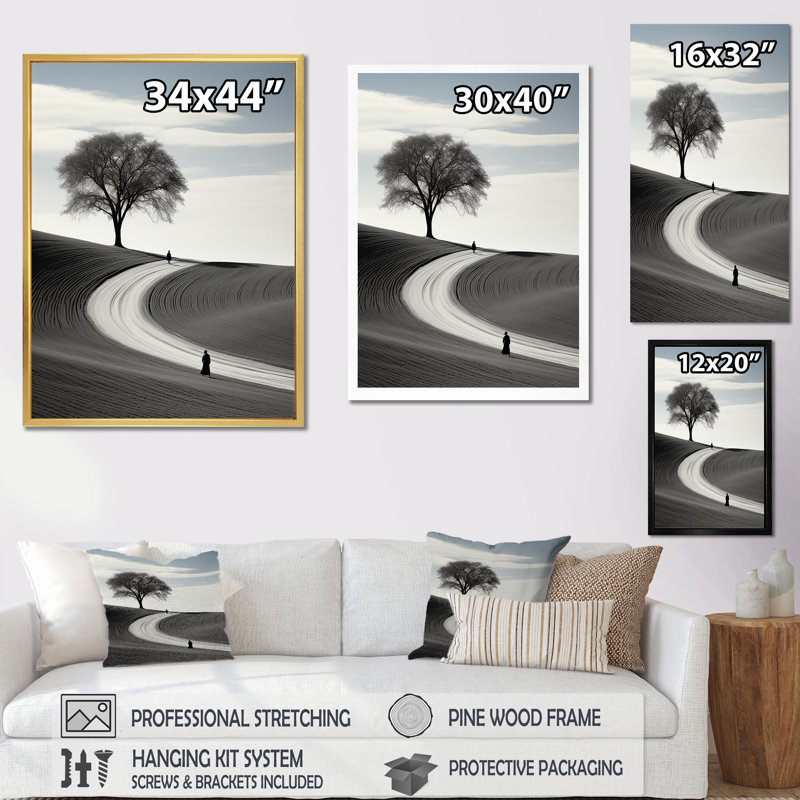 «Black and White Solitude Road III», reproduction sur toile, Cadre flottant doré, H 40 po x l 30 po x P 1,5 po