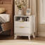 Ensemble de 2 tables de chevet blanches modernes cannelures de 45,7 cm avec station de recharge, table d'appoint incurvée à 2 tiroirs pour chambre et salon
