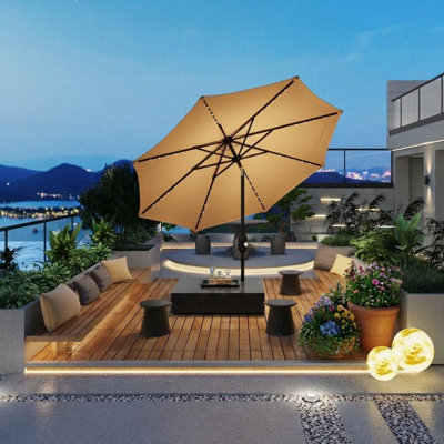 Parasol de patio 10 pi avec lumières solaires, parasol de table 8 côtes avec manivelle inclinable et 40 DEL pour terrasse de piscine extérieure brun clair
