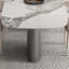Petite table et chaises sophistiquées-105840509