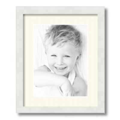 Cadre photo blanc satiné 9 po x 12 po Ebern Designs avec passe-partout simple de 2 po disponible en plus de 60 couleurs, pour des photos de 9 po x 12 po avec le tapis ou des photos de 13 po x 16 po sans le tapis