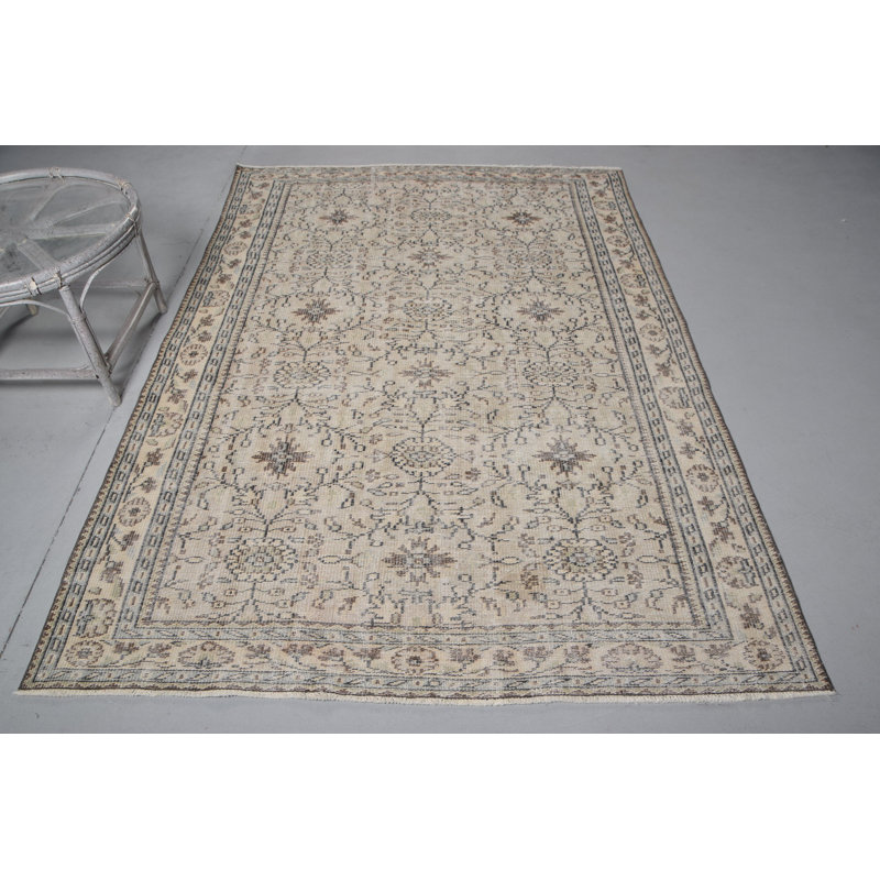 Tapis turc vintage fait à la main en beige élégant avec des motifs floraux complexes pour les espaces de vie