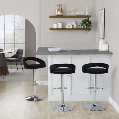 Tabouret de bar pivotant à hauteur réglable avec structure chromée, siège en velours noir et repose-pieds arrondi en T - ensemble de 3.