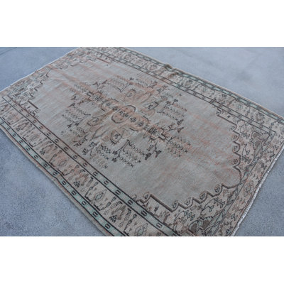 Tapis beige rétro avec motif géométrique 61 po x 91,3 po