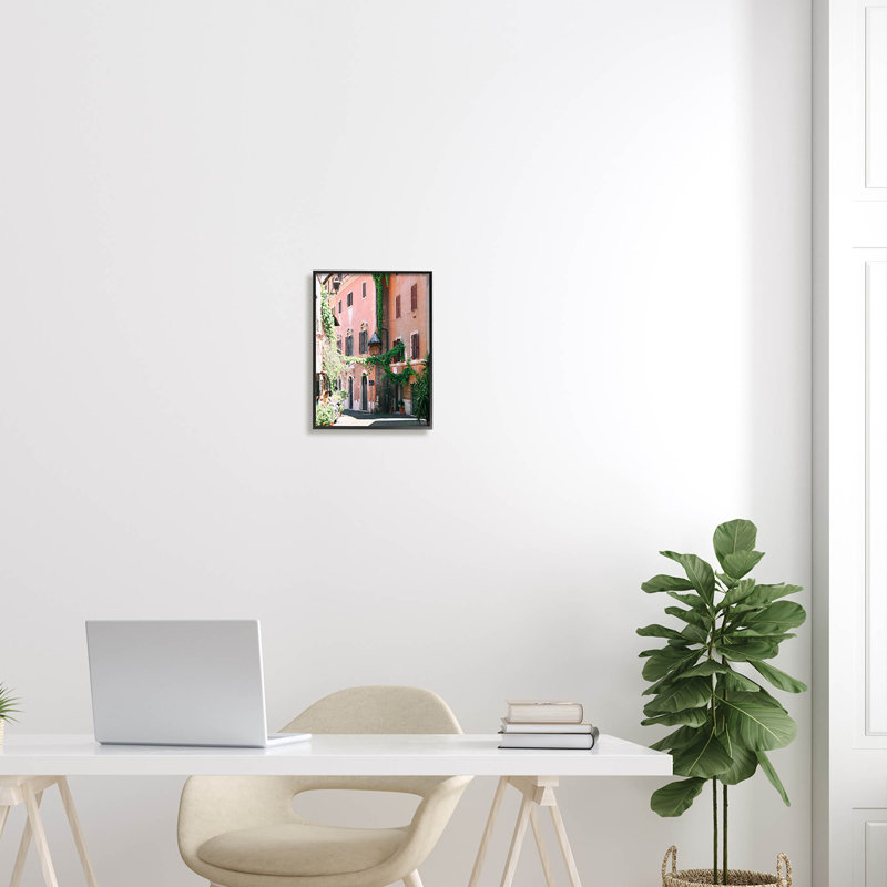Voisinage, lierre, architecture encadrée par Carina Okula, H 14 po x l 11 po x P 1,5 po, Giclée encadrée noir minuit