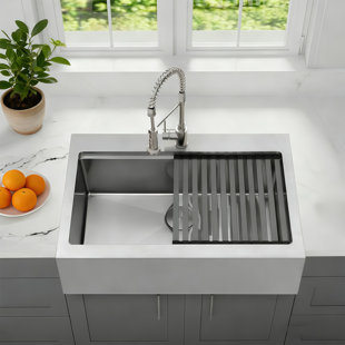 Évier de cuisine à tablier frontal en acier inoxydable de calibre 16 avec tablier frontal L 33 po x l 22 po avec accessoires