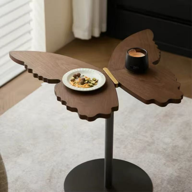 Table d'appoint en forme de papillon, 55 cm (21,7 po), table d'appoint sculpturale moderne avec plateau en noyer et piètement en métal, idéale pour le salon, la chambre ou le canapé.